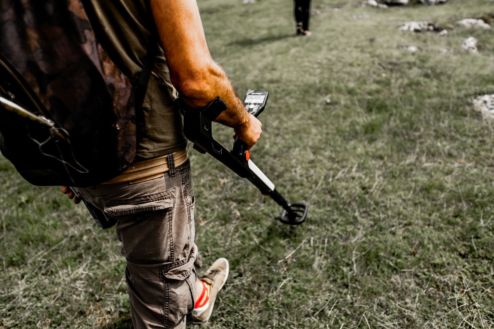 Prospecteur utilisant un équipement de détection pour localiser un terrain viable